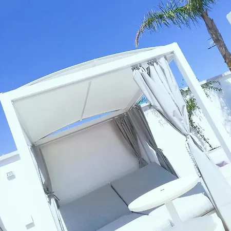 Naucleros Suites *